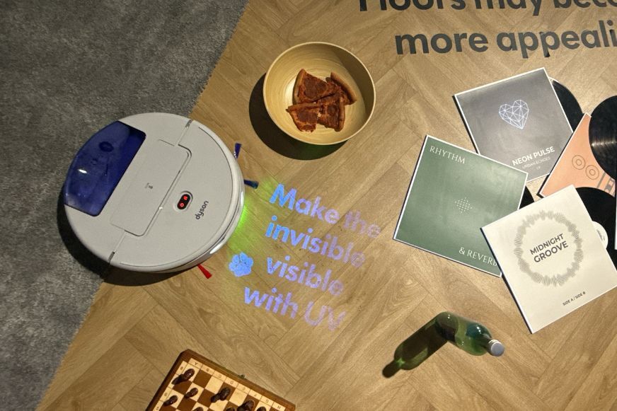 Dyson R3 Nurovi Spot+Scrub UV mit UV Licht und grüner Laserbeleuchtung auf dem Boden